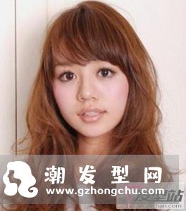 女士陶瓷烫发型 优美大方气质不俗