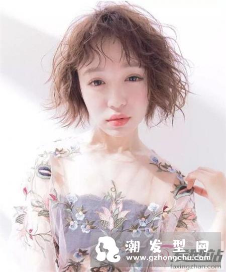 日系瘦脸短烫发发型 动感卷发尽显灵动