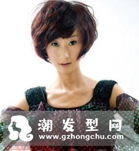 女生短发纹理烫发型 轻盈灵动时尚加分