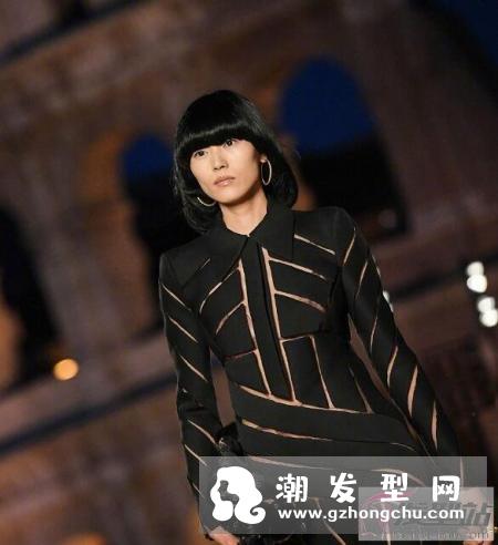 刘雯蘑菇头假发 国际范十足台步方面是依旧霸气