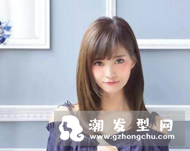 高宽颧骨女生适合发型图片 四六偏分中长卷发来袭