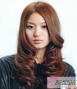 女士陶瓷烫发型 优美大方气质不俗