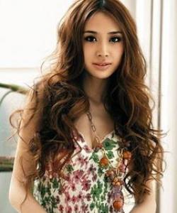 自来卷女生适合什么发型 遗传吗
