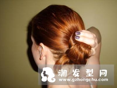 女生菠萝辫怎么编 这样编落落大方气质佳