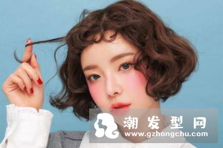 今年短烫发流行哪款 慵懒“睡不醒烫”时尚迷人