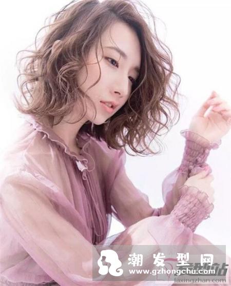 日系瘦脸短烫发发型 动感卷发尽显灵动