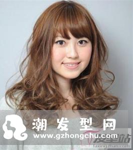 女士陶瓷烫发型 优美大方气质不俗