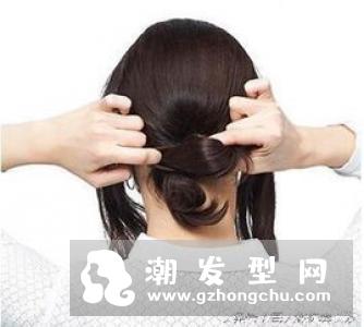 逗号发型扎法图片 丸子头的发尾不盘起来