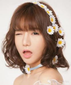 女生时尚短发烫发外翻 塑造独特曲线短发美女