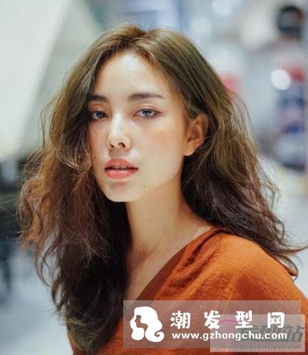 她是我见过最适合一头乱发的女子，这慵懒感妆发清新感太无敌了！