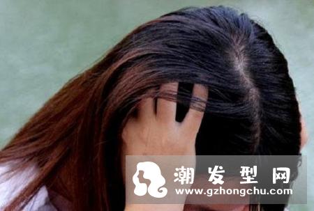 头发越洗越油还是越洗越干 爱出油是缺水吗
