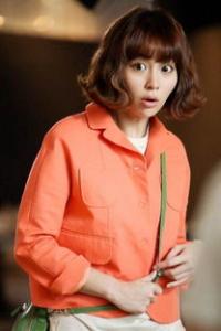 女生时尚短发烫发外翻 塑造独特曲线短发美女