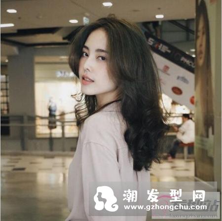 她是我见过最适合一头乱发的女子，这慵懒感妆发清新感太无敌了！