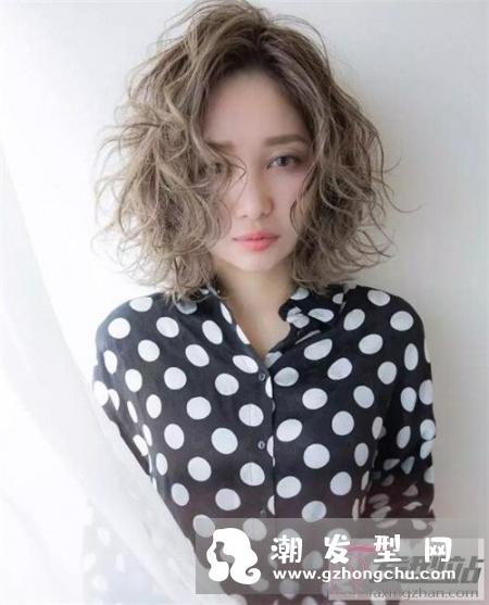 日系瘦脸短烫发发型 动感卷发尽显灵动