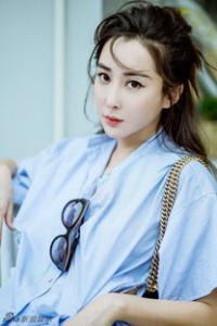 蓬松丸子头的各种扎法 自然随性慵懒感整个人瞬间时髦起来