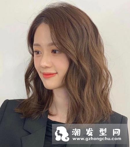 2020流行烫发发型范本 最近超红木马卷是换发型首选