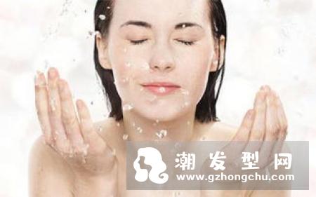 冬天皮肤像鱼鳞一样是什么原因 洗脸后脸上有白皮怎么回事