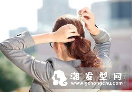 胖女生怎么扎长发好看 蓬乱低马尾辫来袭