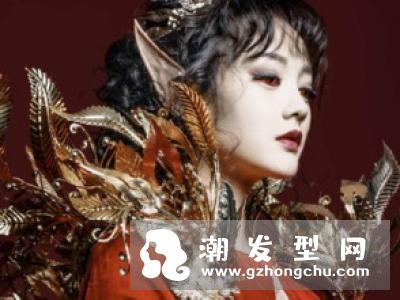 正红色衣服配什么发型好看 层叠玫瑰花裙摆礼服不错