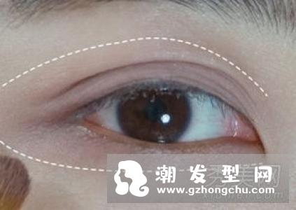 艾莎公主仿妆的画法步骤 棕色眼影来打底