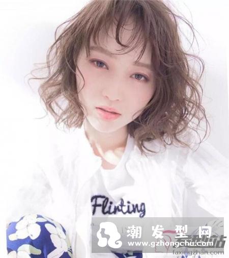 日系瘦脸短烫发发型 动感卷发尽显灵动