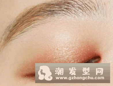 酒红色妆容怎么画步骤 眼妆配什么口红