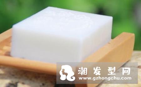 洗面奶卸妆可以直接用吗 和精油皂有什么区别