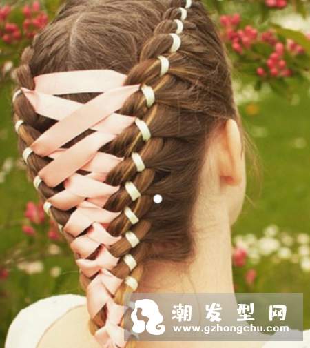 绑鞋带发型图片 粉色发带不错