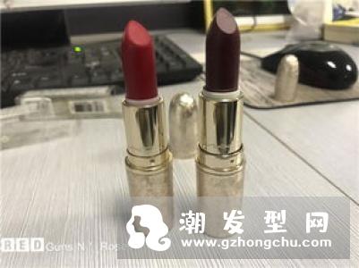 露华浓口红真假对比图 从盖子的松紧程度可以判断