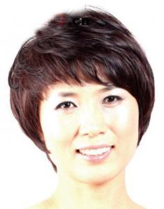 中年女士短发烫发 纹理烫时尚显年轻