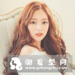 中长发羊毛卷烫发发型 蓬松感造型让头发更丰盈