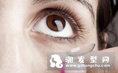 戴隐形眼镜充血怎么办 用冷毛巾怎么敷