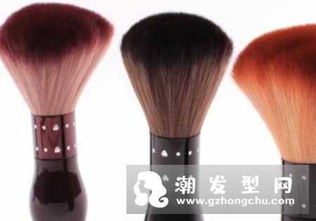 腮红刷哪个牌子好 和粉底刷的区别