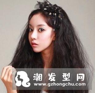 高宽颧骨女生适合发型图片 四六偏分中长卷发来袭