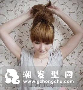 今年流行丸子头的扎法 随性可爱女星都在扎
