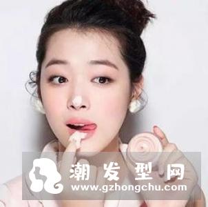 让嘴唇变薄的自然方法 抿嘴去角质