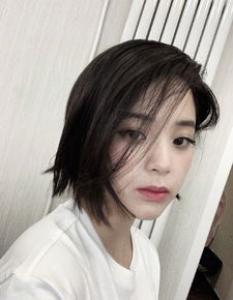 女生短发烫小卷好看吗 灵动俏皮散发独特魅力