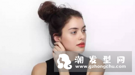 脸大怎么扎头发瘦脸 海滩式发髻来袭