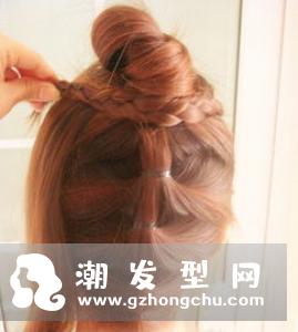 女生拧转马尾辫发型教程图解 一看就会发型扎出时尚感