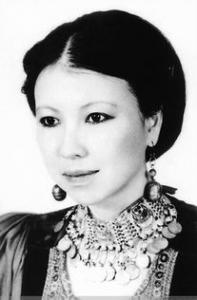 猫耳朵发型怎么扎 满屏青春少女感