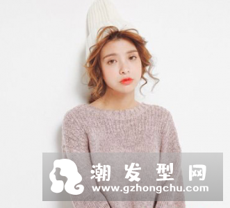 胖女生怎么扎长发好看 蓬乱低马尾辫来袭