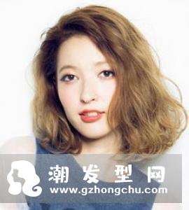 女学生校园流行这款短发 眉上刘海波波甜美加分