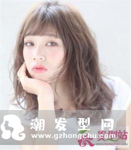 魅力万人迷中长烫发 时尚约会必备选择