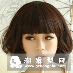 可爱卷发适合什么刘海 配什么妆容