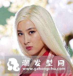 王俊凯发型图片 搭配白色毛衣像白马王子