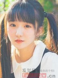 胖女生怎么扎长发好看 蓬乱低马尾辫来袭