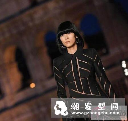 刘雯蘑菇头假发 国际范十足台步方面是依旧霸气