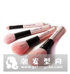 腮红刷和散粉刷有什么区别 上妆教程是怎样的