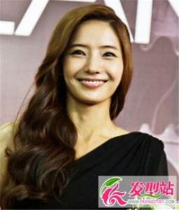 水波纹和蛋卷哪个好看 韩国女星现在都选水波纹卷发啦