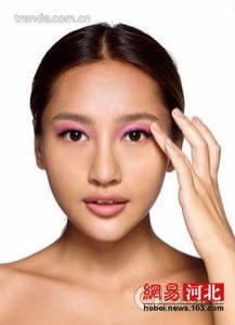 酒红色妆容怎么画步骤 眼妆配什么口红